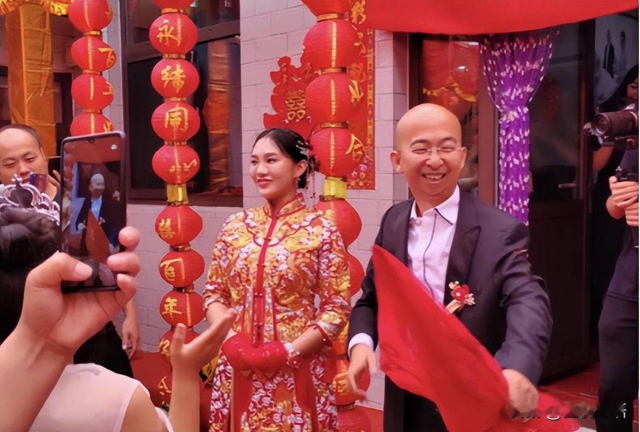 10亿导演的爱情反转，太现实了！谁能想到啊！曾被村里人笑“丑到没人要”的巨兴