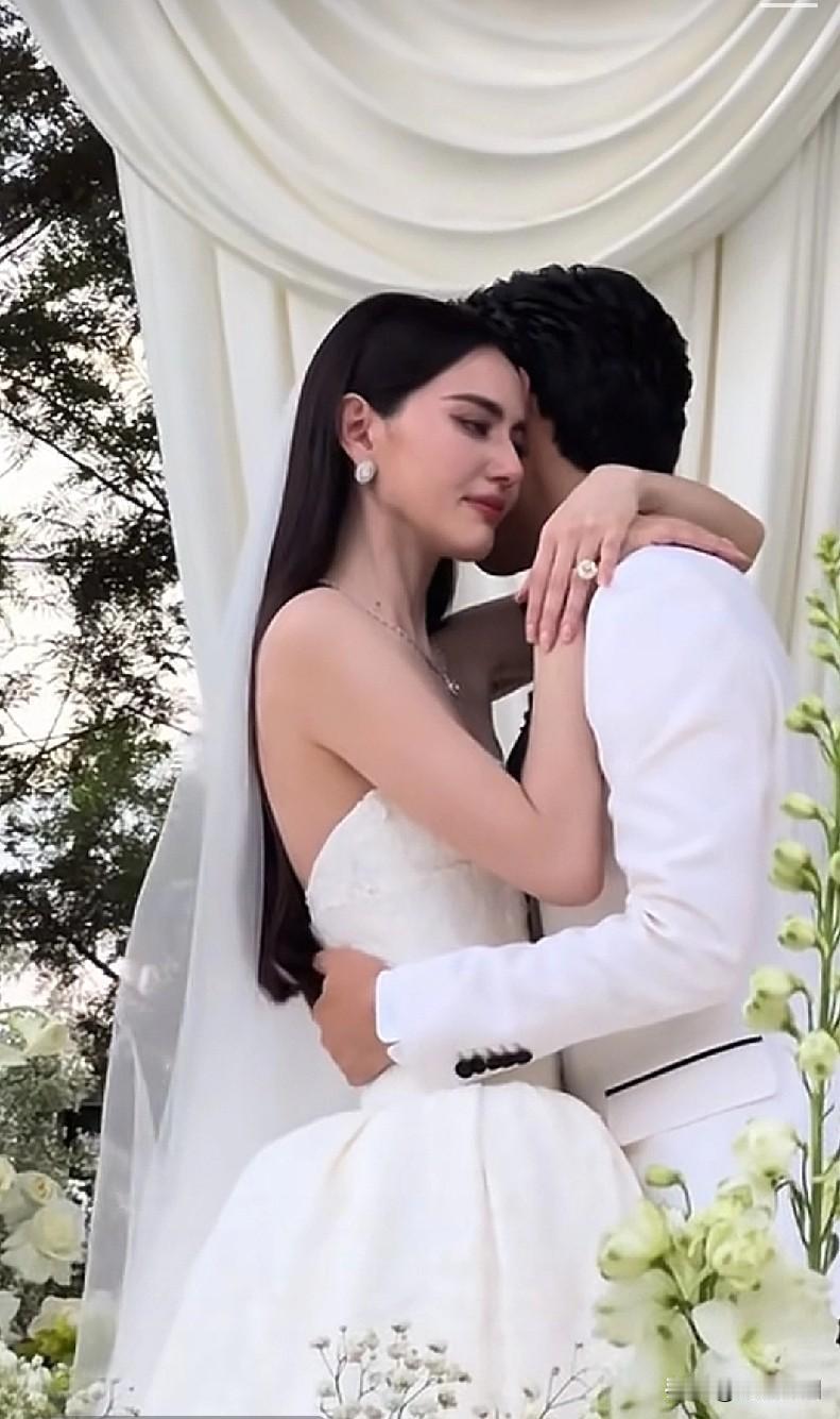 Mai也是从小缺爱，又美又有钱还要逼男的娶她，希望这男的好好对她。婚礼钱、