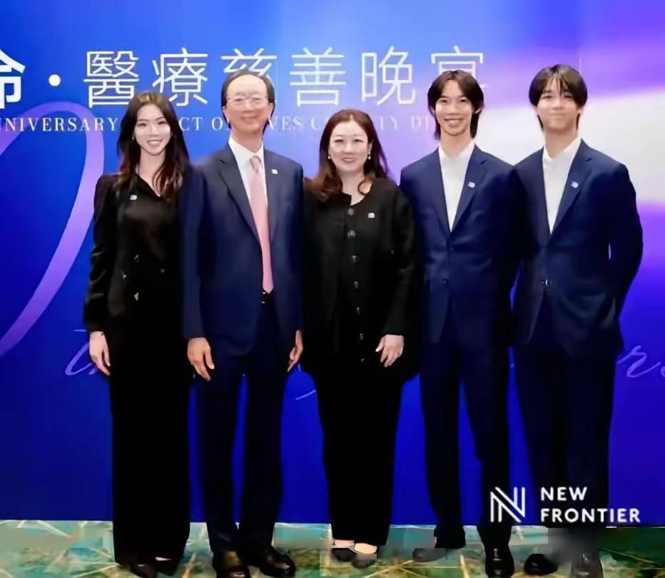 三个娃娃没有一个长的像妈的只能说她老公的基因太强大啦！