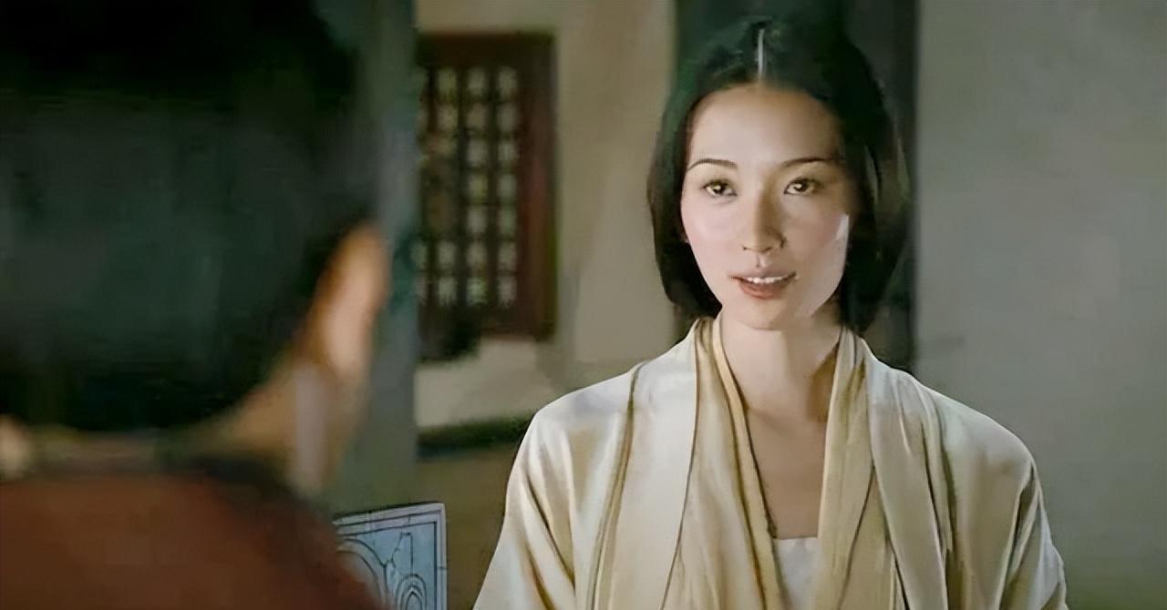 204年，东汉将领孙翊被杀，年轻美貌的将军寡妻徐氏正暗自垂泪，突然一个彪形大汉见