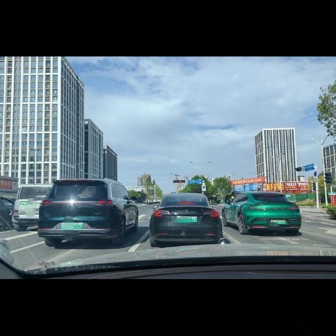 🚗年轻人对奔驰宝马祛魅这事，确实比我想的还彻底。2018年我买530Li的时
