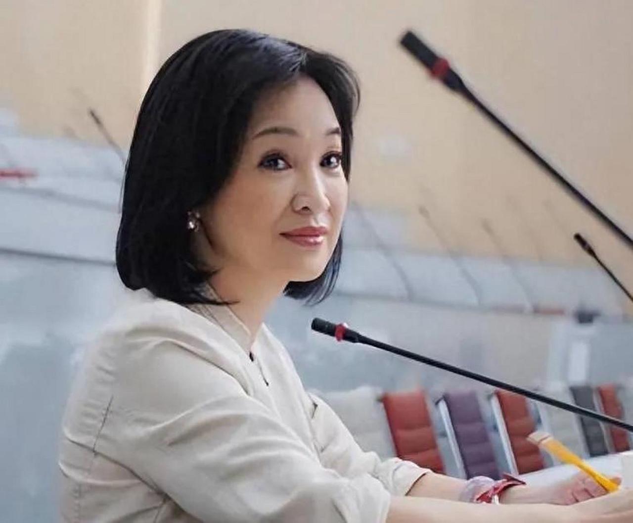 蓝营“女团”空降高雄，糖衣炮弹甜不甜？老话说“三个娘们儿一台戏”，这回蓝营把