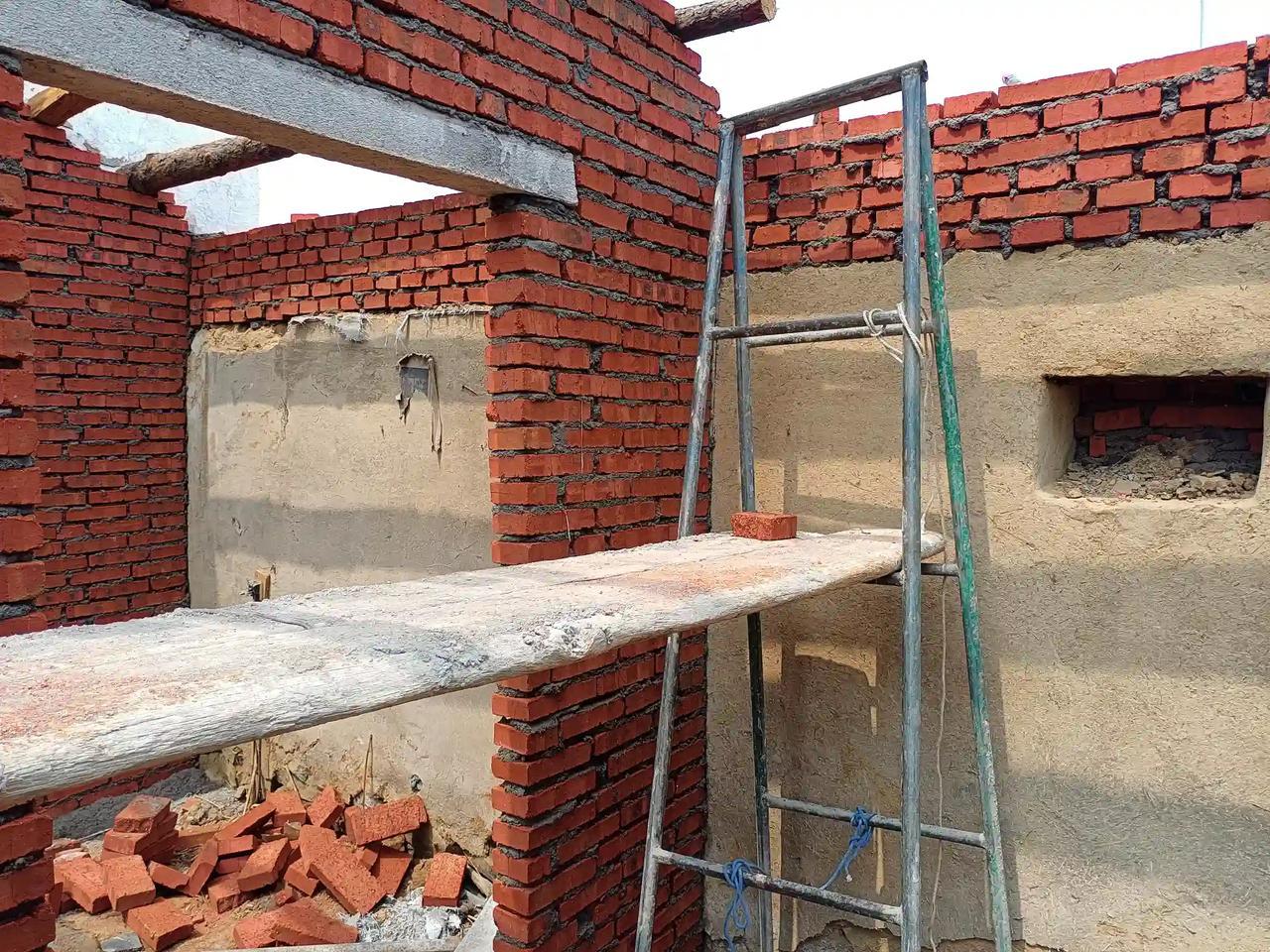 回农村建房，有这么个要求，和上班人员有关同事最近忙着回老家建房，村里说，离开村