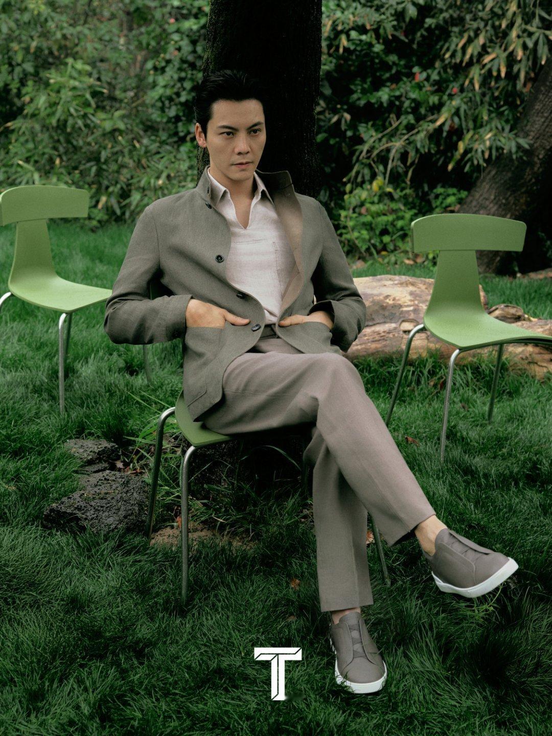 陈伟霆T锦绣四月刊封面陈伟霆解锁《T》四月刊，化身意式质感型男。以简约格调落座空