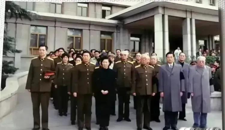 1994年，送别功勋卓著的一代名将杨得志上将。那天的北京秋意正浓，八宝山革命