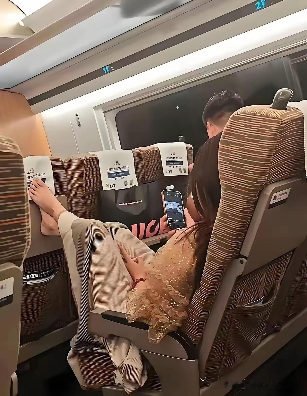 高铁车厢里遇到这种情况，你怎么看？我认为公众场合还是要注意一下自己的行为，毕竟不