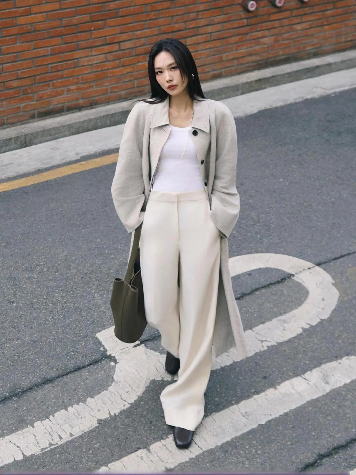 被王霏霏这套穿搭狠狠拿捏了！浅灰风衣+白内搭+米裤，全是基础款，却穿出了“贵气