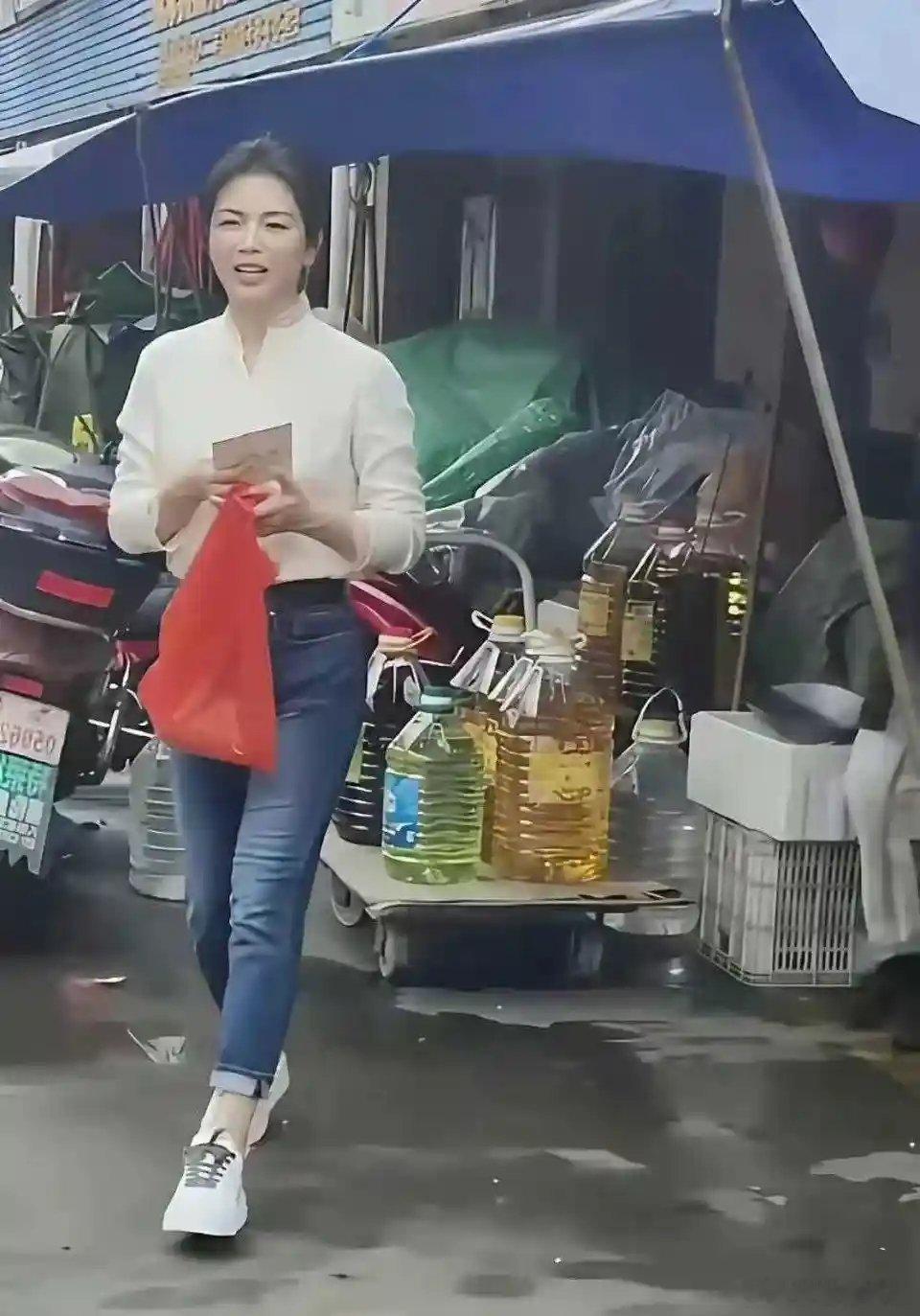 这真的是刘涛吗？我简直不敢相信自己的眼睛，和隔壁二大妈没两样。