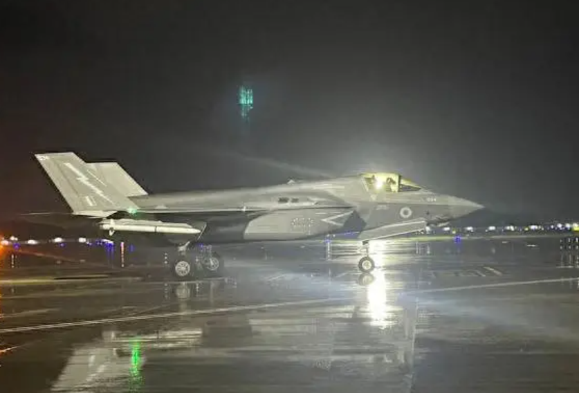 英国F-35滞留印度成“形象大使”，风吹雨淋十几天，最后或被“大卸八块”BBC