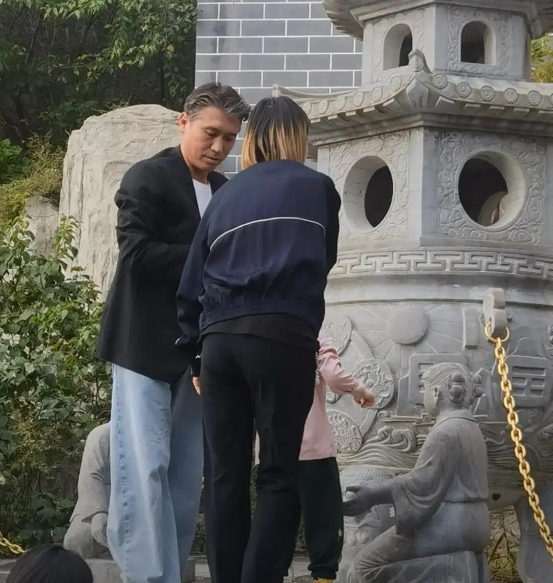 10月2日，有网友在大孤山偶遇李乃文携妻女惬意度假。画面中，李乃文妻子身形瘦高，