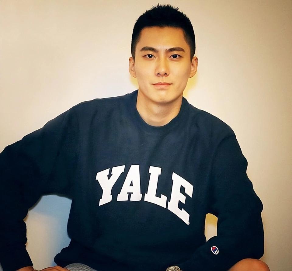 李柘远的故事，听着就像一部逆袭爽文。一个沉迷网游的单亲家庭小孩，最后考上了耶鲁