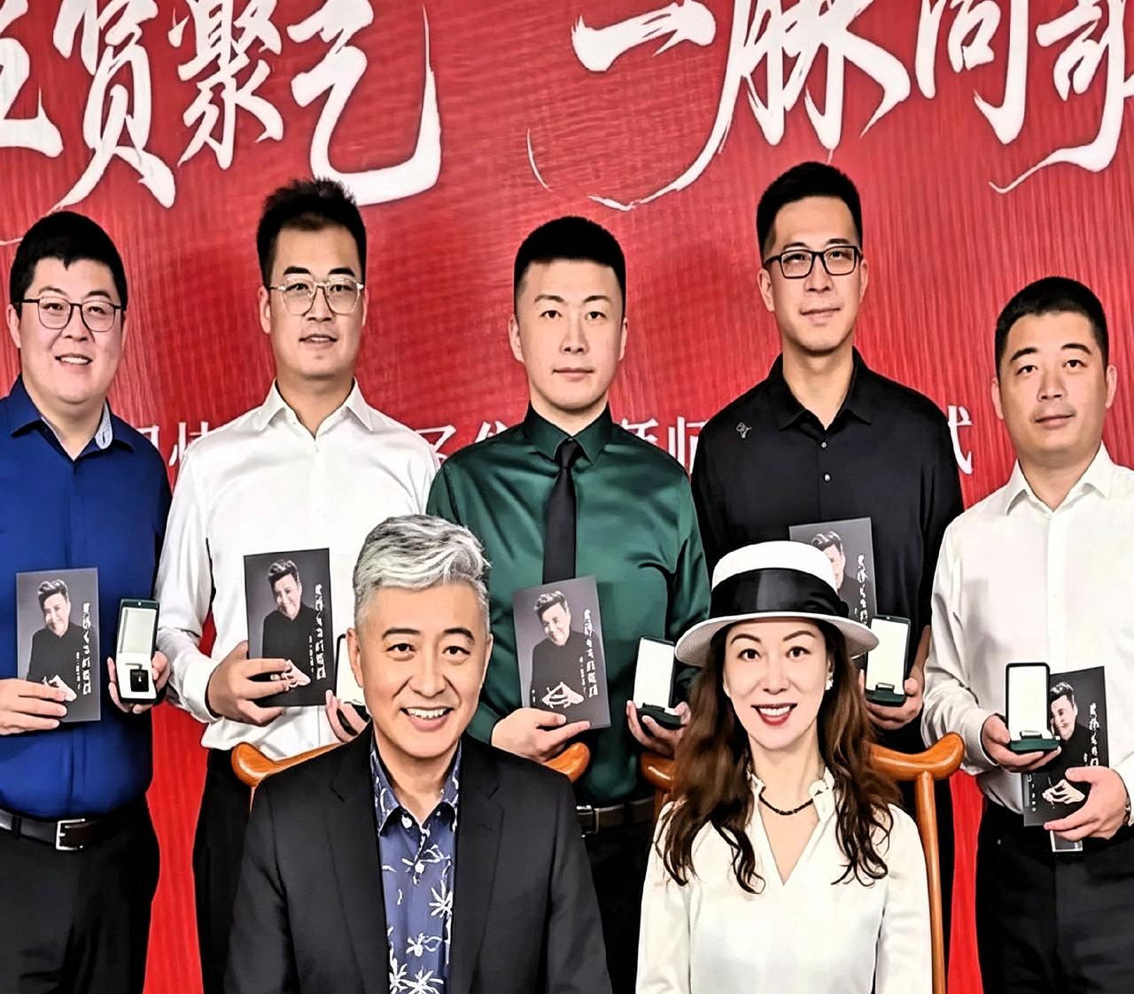 周炜跑天津收徒弟去了，一口气收了五个！他媳妇高明婷也在场，全程陪着。徒弟们一人拿