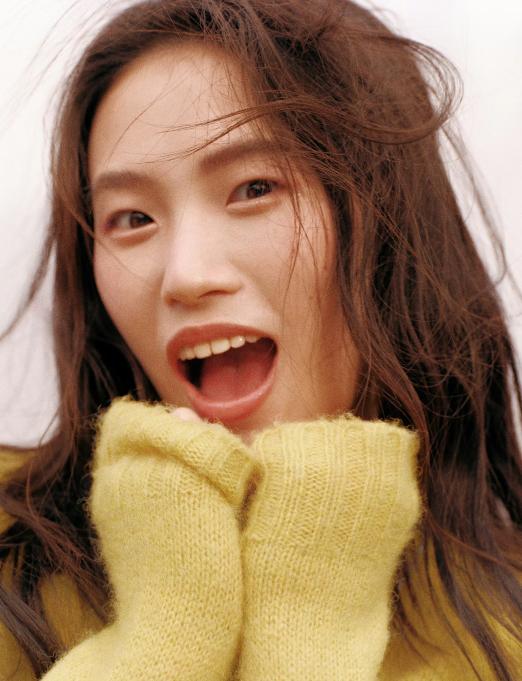 11月14日，奥运冠军陈芋汐发文说：“今天抱抱多巴胺。”陈芋汐登上了时尚杂志