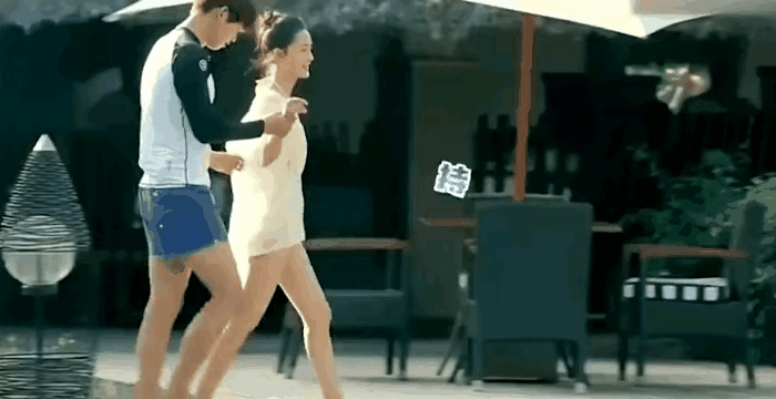 刷到李沁的几个片段，看得心里挺不是滋味的。和李某峰拍戏时，她主动上前拥抱，对方却