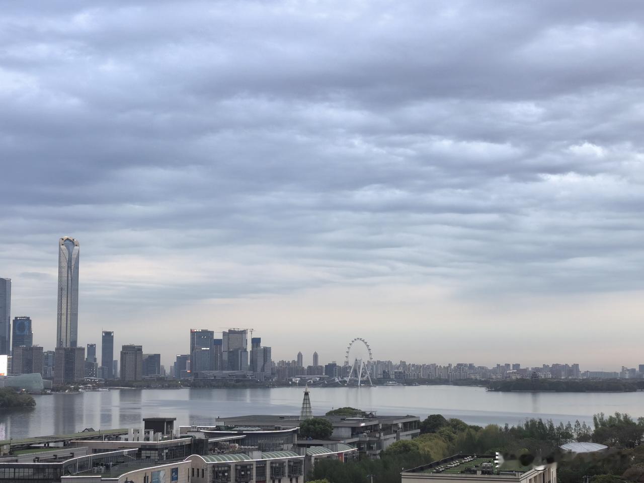 看到这条热搜，心领神会的网友都笑了。常州今年第一场球就3：0赢了南通队，所以