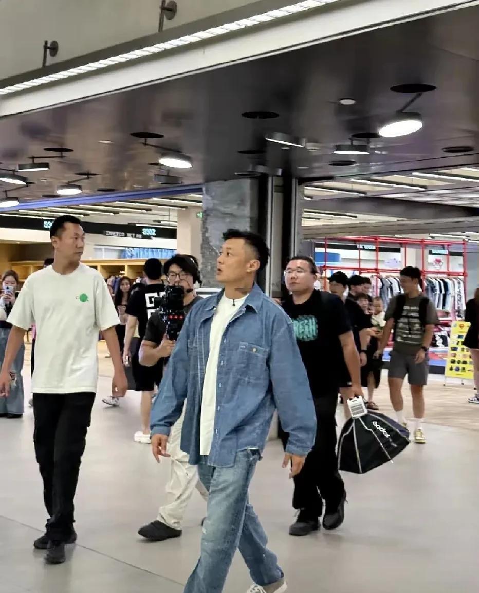 曾经《无间道》里阳光帅气的余文乐，如今也逃不过中年发福。42岁的他近照曝光，网友