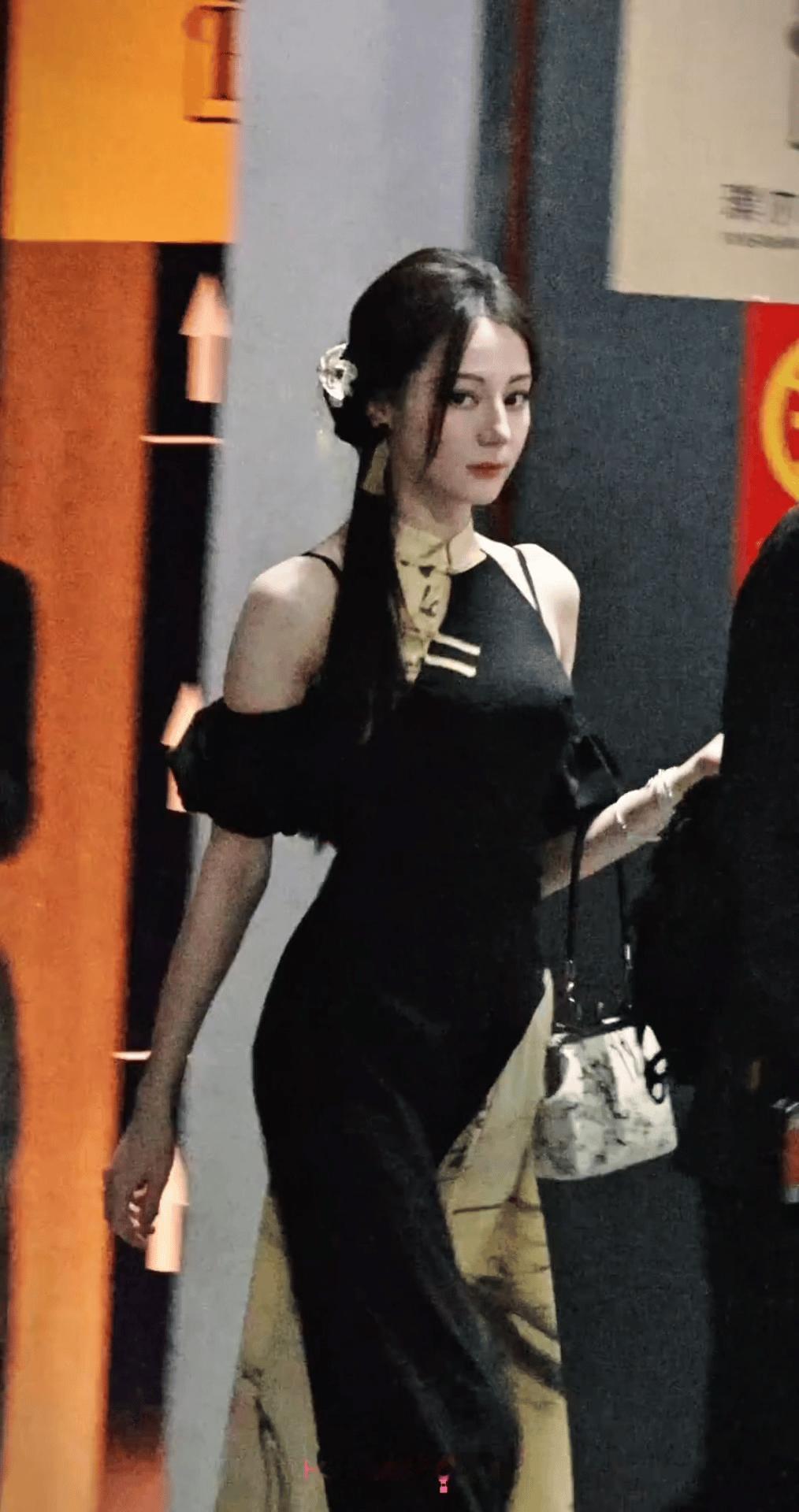 被迪丽热巴黑旗袍走路这段硬控了！​​​