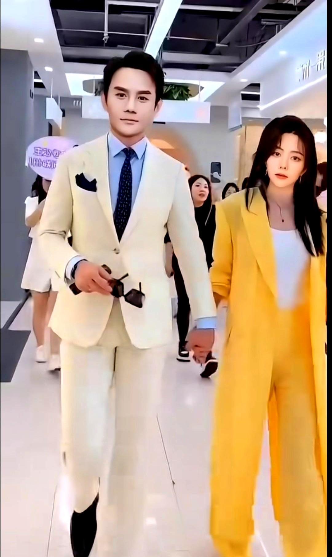 完了，全完了。王凯谭松韵，以为从侧门溜走就没人知道。结果，那一下，才是真正的