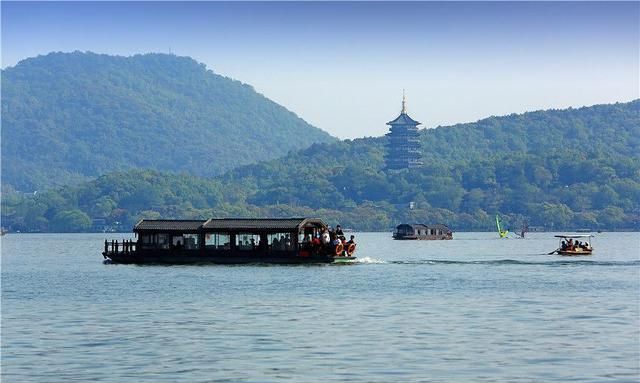 就是位于浙江省杭州市的著名旅游景点——西湖!