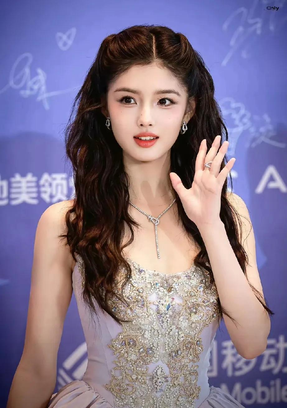 家人们谁懂啊！艾米这组欧式城堡风写真直接封神，美神降临实锤！鲜活灵动的