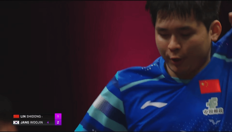 石头肩膀的伤应该有点儿严重，不时看到石头抬起右胳膊活动。张禹珍真的是老奸巨猾，