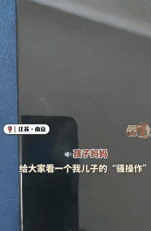 南京一位妈妈的手机触屏彻底失灵，根本没法操作，只能拿到维修店，老板说只能换屏幕才