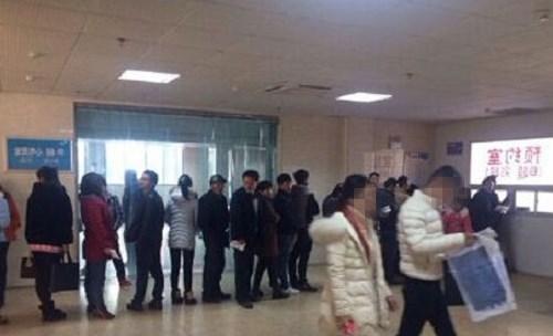 一家三口回农村, 爸爸炫儿致宝宝高烧送医, 妈妈: 面子很重要?