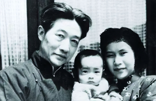 1953年，画坛巨匠徐悲鸿去世没几个月，他30岁的遗孀廖静文，带着两个孩子，把上