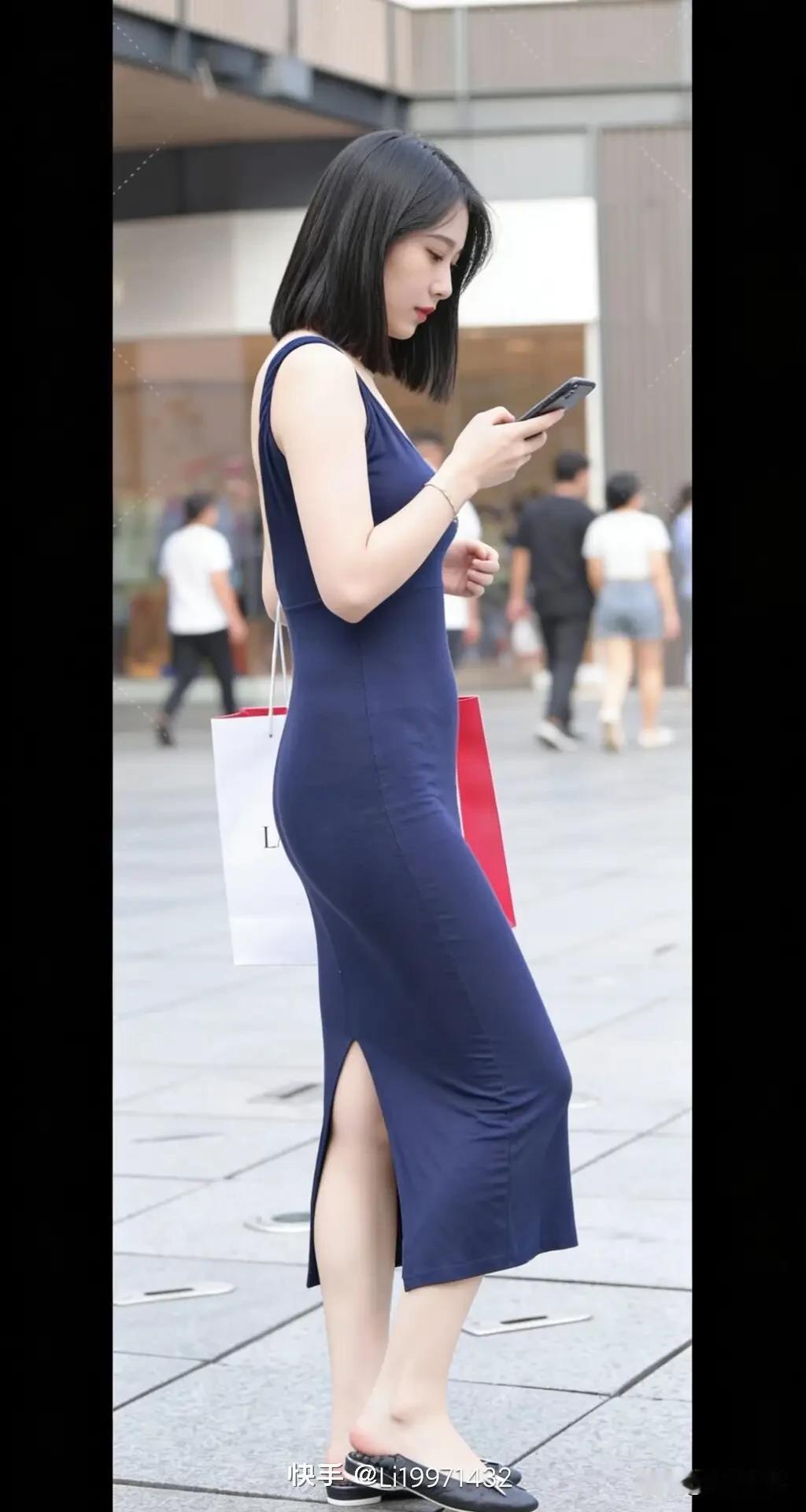 都市时尚女孩，蓝色连衣裙搭配高跟鞋，手机不离手，购物袋在手，都市生活快节奏。
