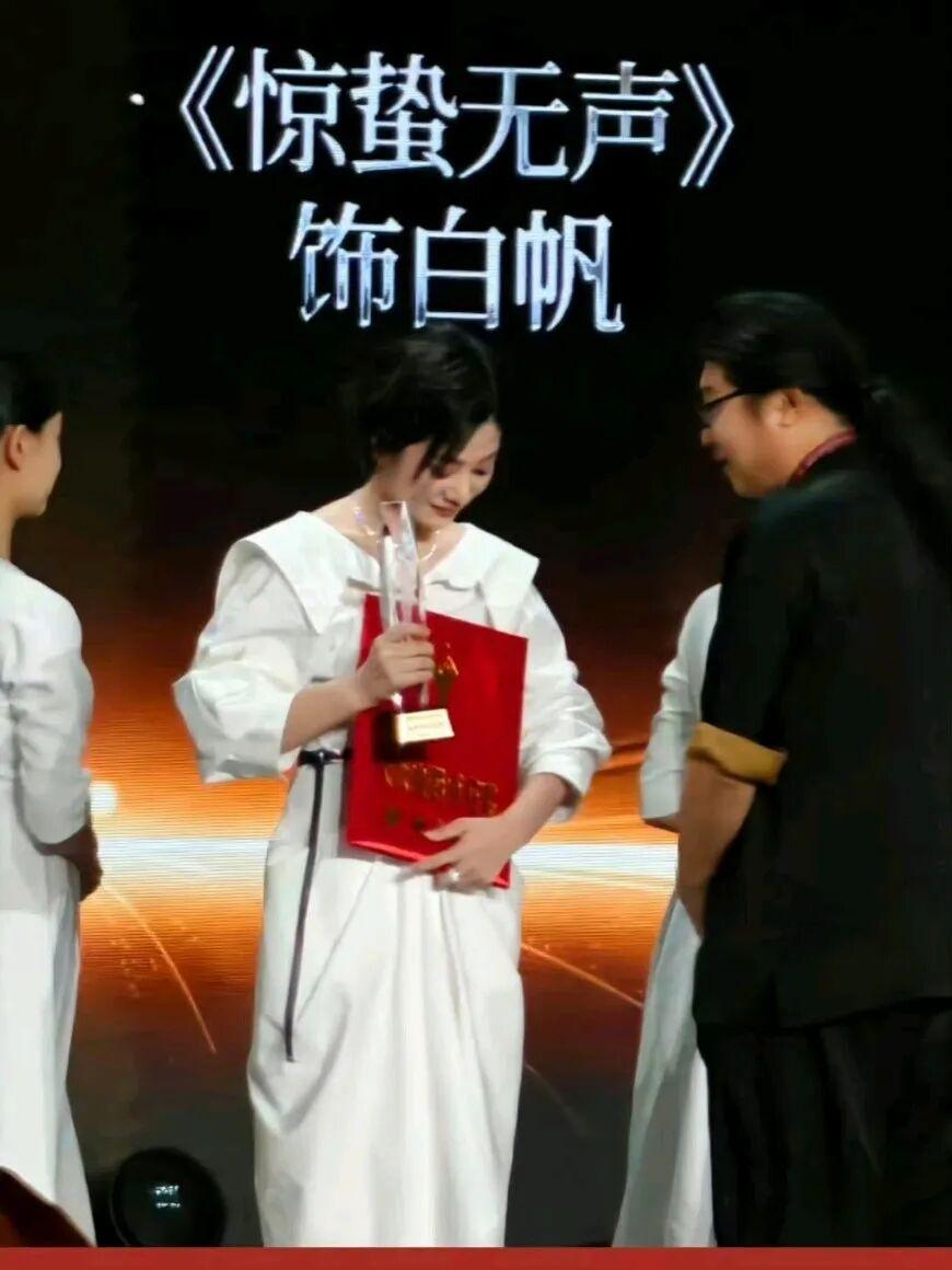 百花奖颁奖结束，热闹红毯背后，有几句话想说百花奖闭幕式办完了，热搜上全是明星
