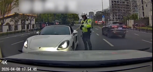 保时捷车主当交警面放狠话: 法治社会容不得“车标嚣张症”