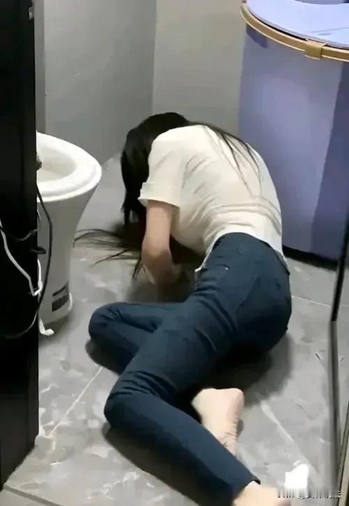 河南，16岁女生在家上厕所时，不慎摔倒，经抢救无效死亡。事后，家属悲痛之余，想到