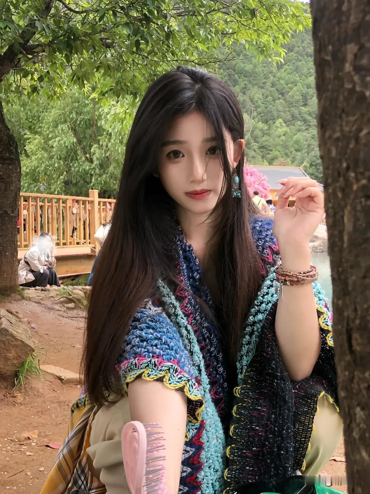 夏日森林里的少女，自然与时尚的完美融合