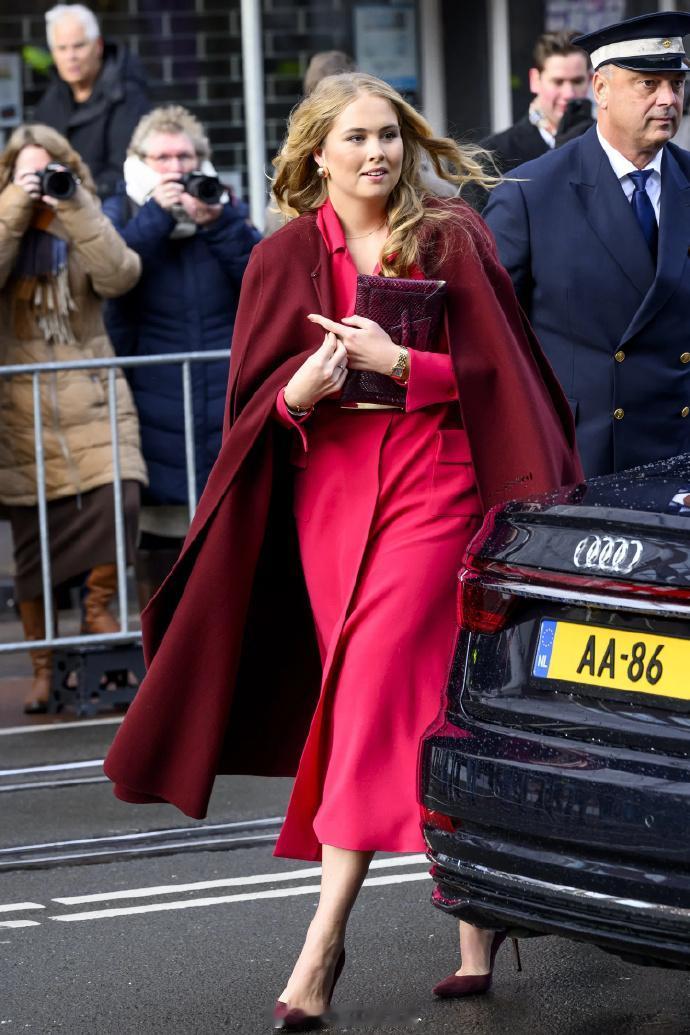 前几天去开会时，荷兰王储凯瑟琳娜-阿玛利亚公主披肩和裙子都是从亲妈玛克西玛衣柜里