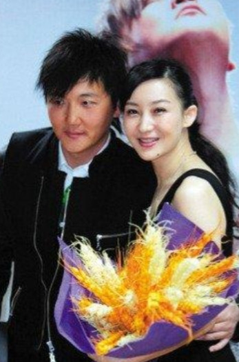 1999年，成名后的孙楠抛弃了同居10年的女友辛欣，转身娶了神交已久的买红妹。9