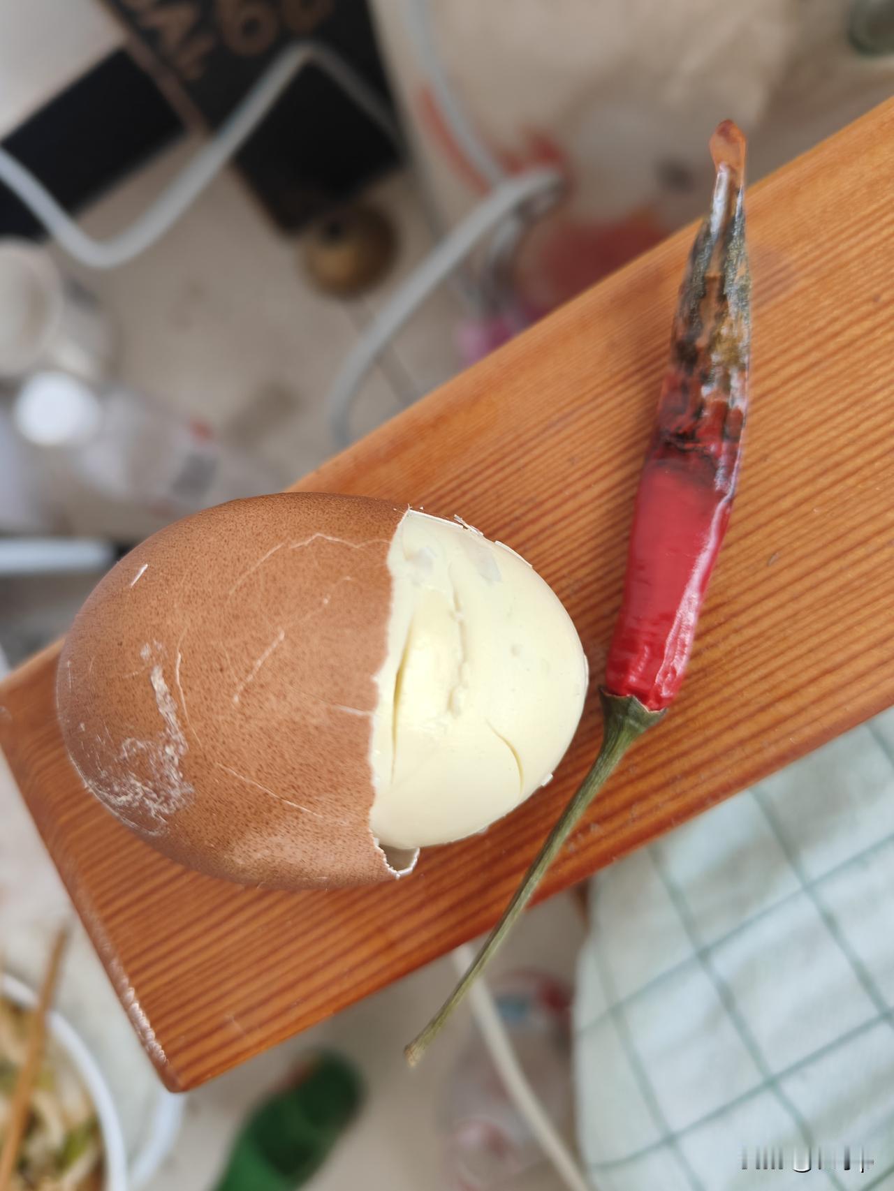 都2025年了竟然还有假鸡蛋这种鸡蛋的明显特征就是蛋黄太假虽说外表不好分辨出