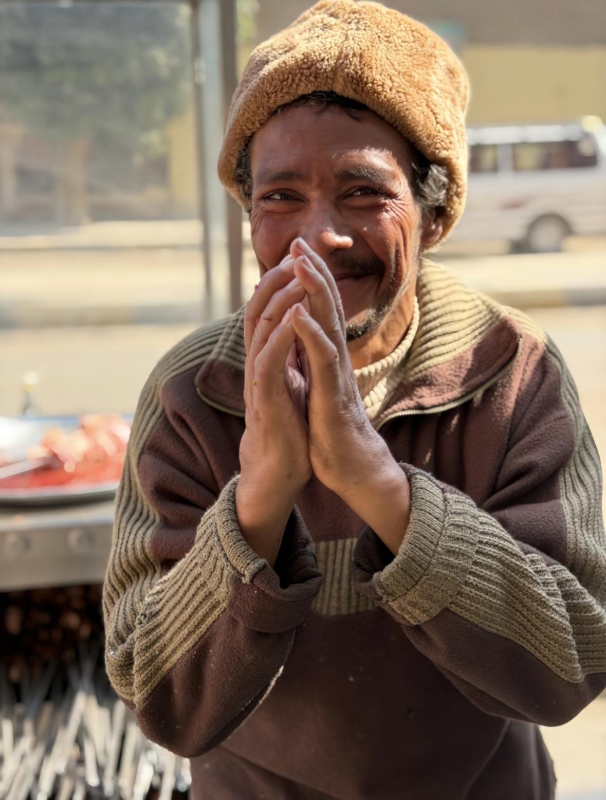 睡不着了！此刻窗外下起了大雪，一边天堂，一边战场外面下着大雪，家里人各忙各的，