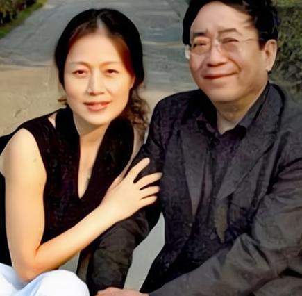 1992年，余秋雨与小他16岁的黄梅戏演员马兰喜结连理，新婚之夜，他却向妻子提出