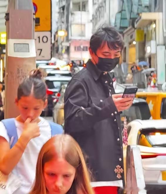 王思聪又回香港了！6月17日，有网友发文透露，在逛三丽鸥遇见国民老公王思聪，当天