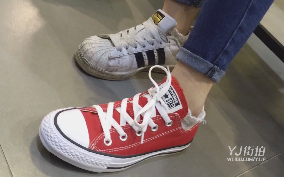 匡威帆布鞋踩泥