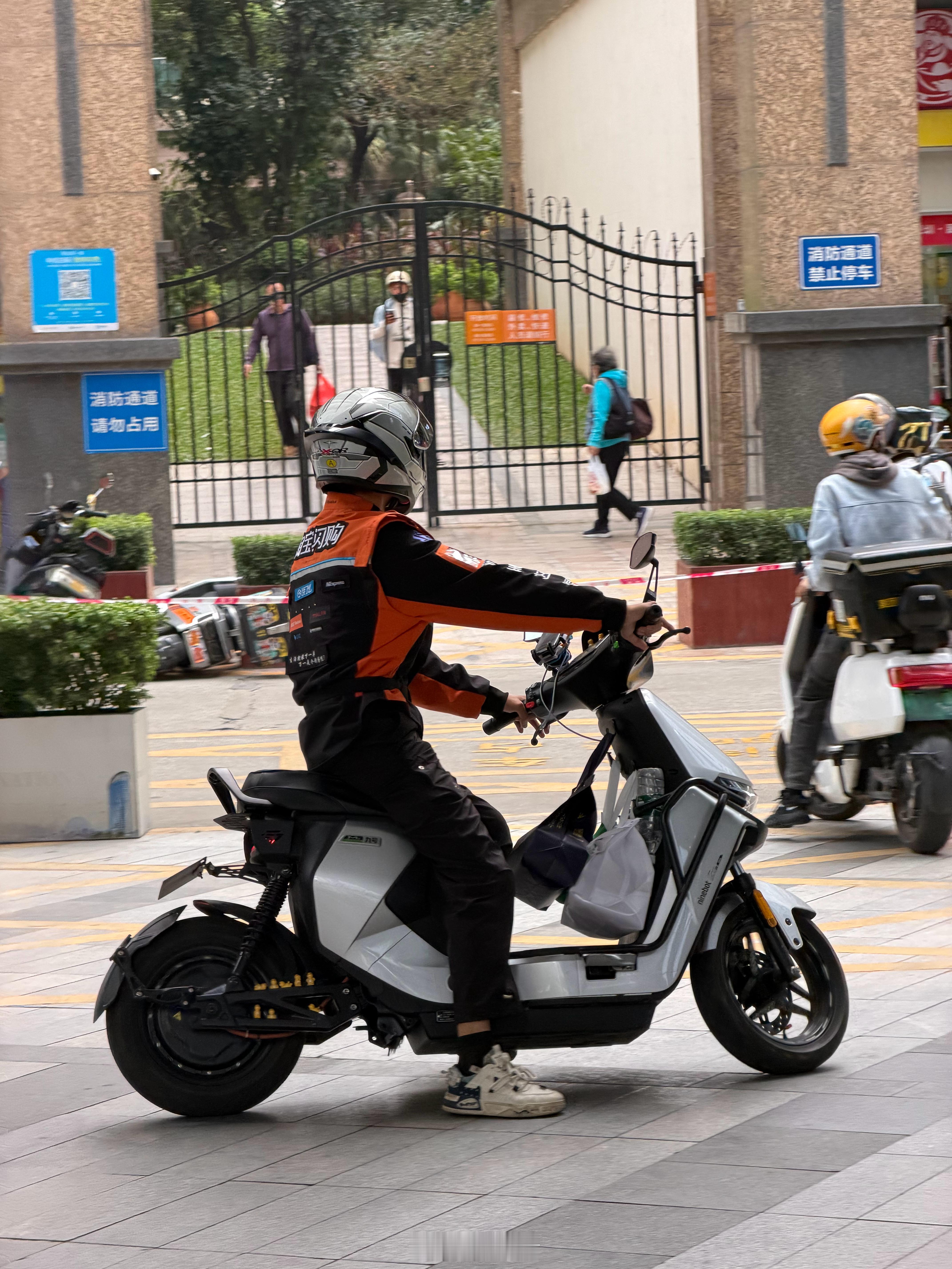 虽然淘宝闪购的外卖服贴满了广告，但这是我真的第一次觉得衣服设计太潮流太时尚了，尤