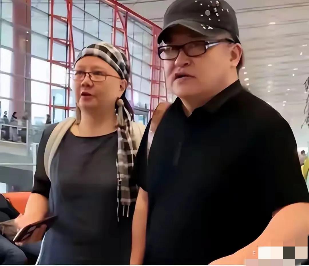 戴假发好看，还是戴头巾好看？刘欢的妻子在女儿婚礼上戴头巾，引起了大家热烈的讨