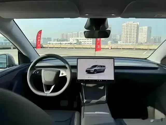 特斯拉如何省成本，就拿取消所有外部按钮和控制器来说，每台车就能省下上千元，你想想