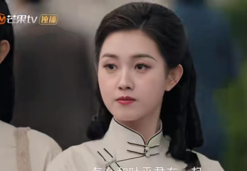 《玉簟秋》刚抬上来，热度全被配角郭宇欣和女主徐若晗的嘴巴给吸走了。原本以为短剧赛道杀出来的郭宇欣能靠