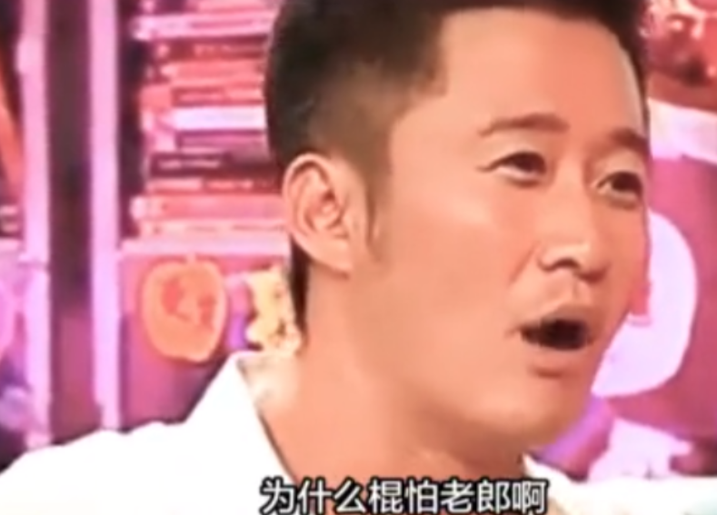 一次，吴京评价洪金宝：“别看他年纪大，手快得很，尤其是使棍，拳怕少壮、棍怕老郎啊