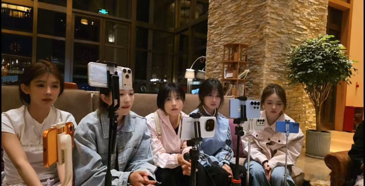 三酒：很多从季前赛打过来的女主播或多或少都会有一个想法，就是我季前赛过来了，这个