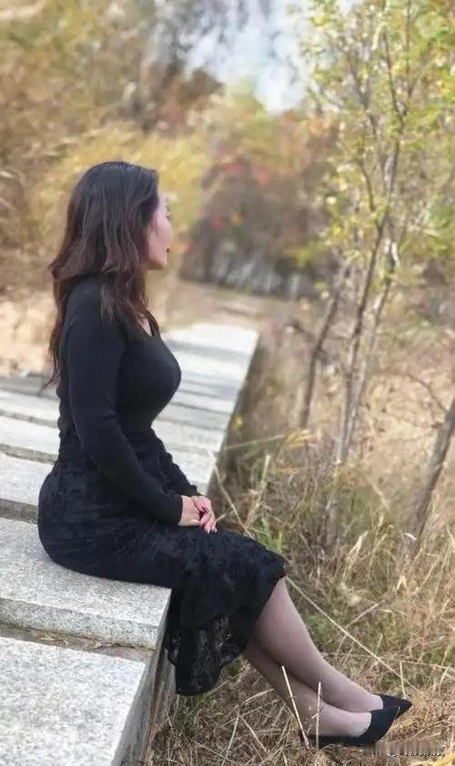 一个五十多岁，风韵犹存的妇人嫁给了一位八十多岁的富翁。他们结婚四个月后，妇人感觉