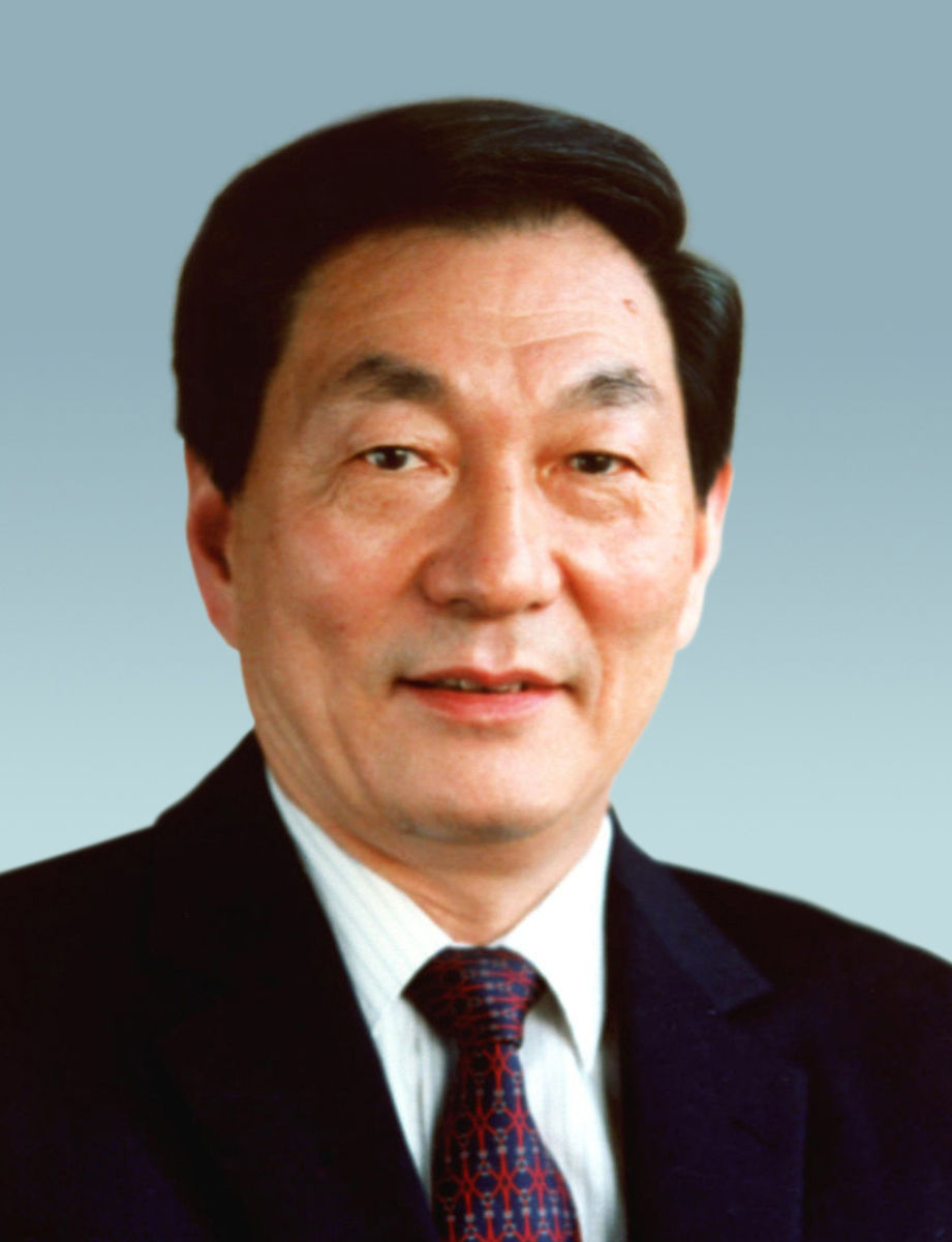 朱镕基同志担任国务院副总理和国务院总理期间，我国正处于从计划经济体制向社会主义市