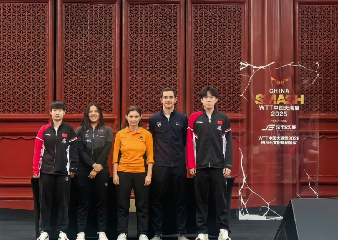 参加WTT中国大满贯抽签仪式的王楚钦和孙颖莎！两个孩子都特别懂得待客礼仪，对于