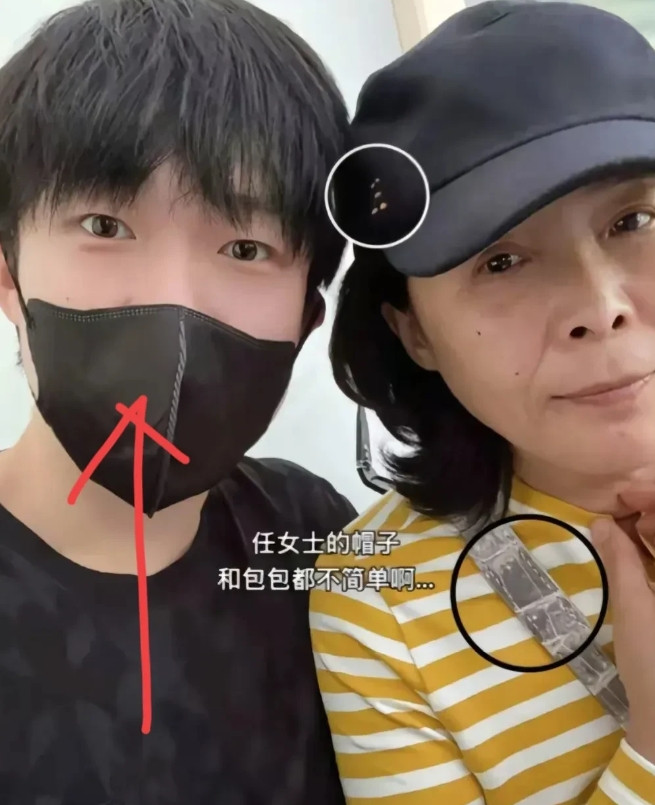 天塌了王楚钦母亲节晒出与母亲的合照中，有人发现他妈妈的帽子和包包不简单，竟然